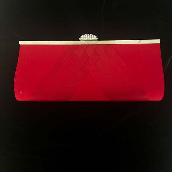 Red satin evening bag with detachable shoulder straps - Picture 1 of 8